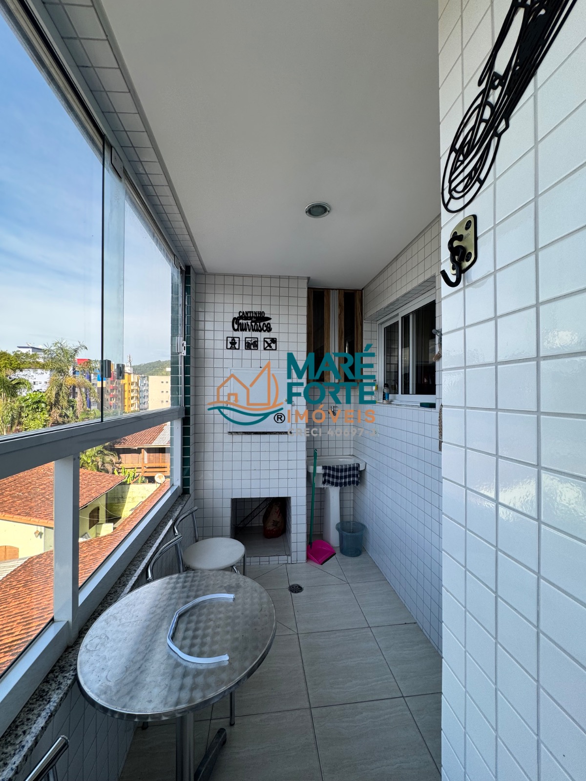Apartamento com dois dormitórios, todo mobiliado apenas 200 metros da orla do Itaguá
