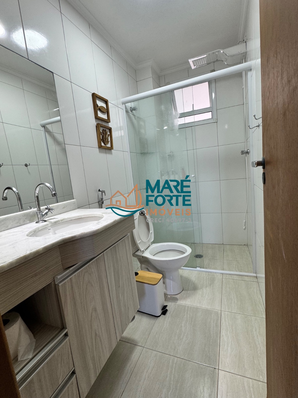 Apartamento com dois dormitórios, todo mobiliado apenas 200 metros da orla do Itaguá
