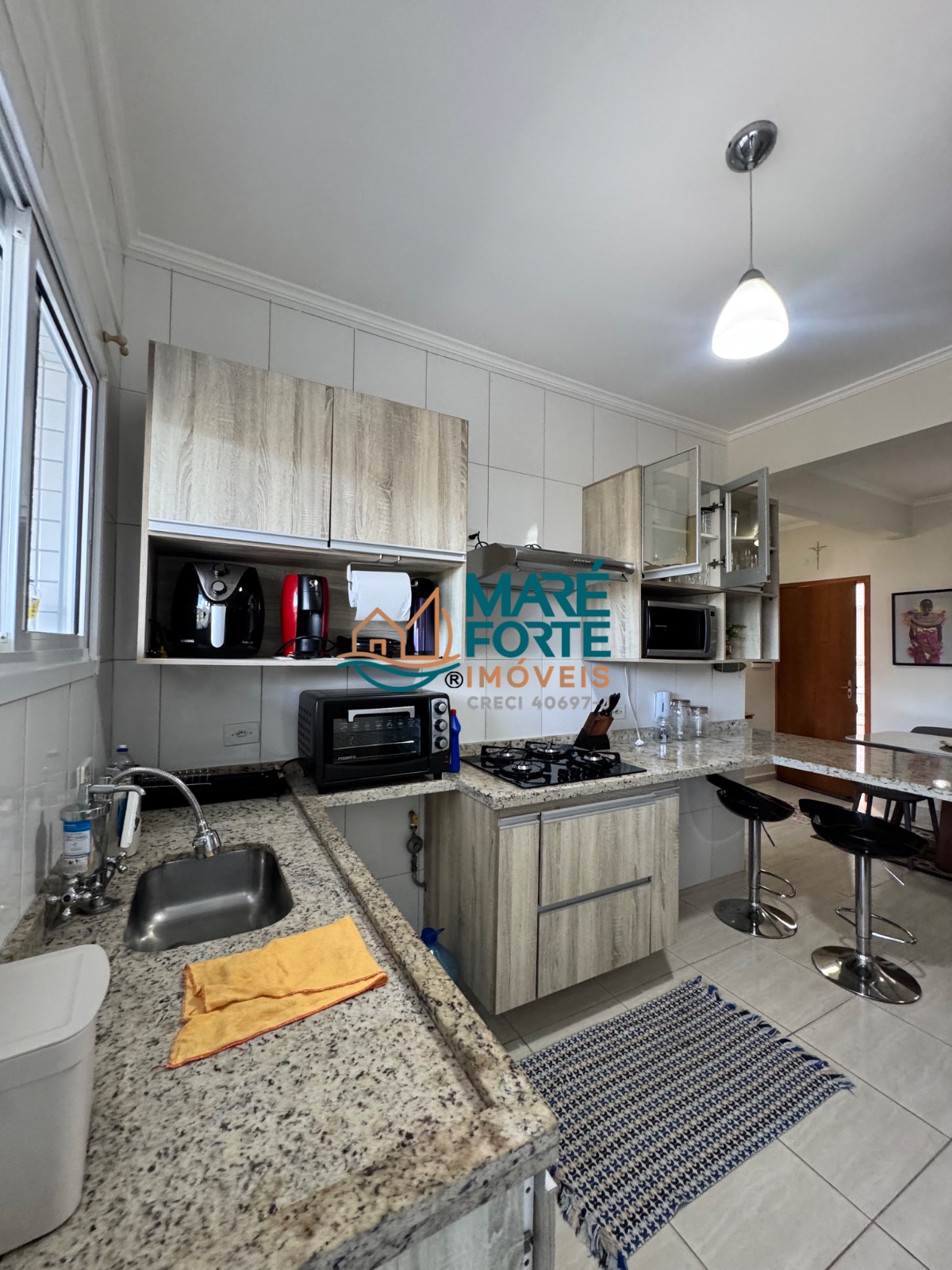 Apartamento com dois dormitórios, todo mobiliado apenas 200 metros da orla do Itaguá