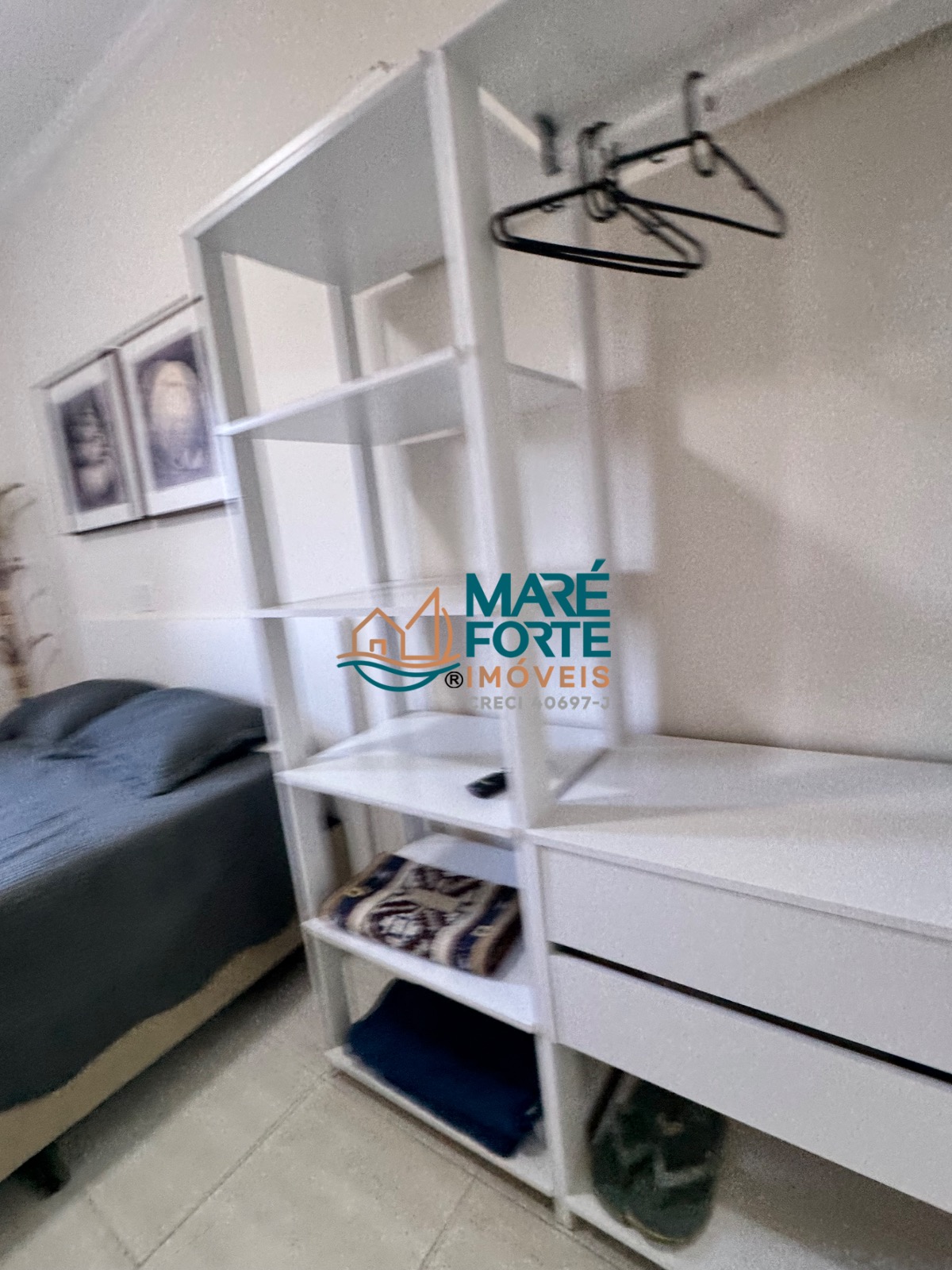 Apartamento com dois dormitórios, todo mobiliado apenas 200 metros da orla do Itaguá