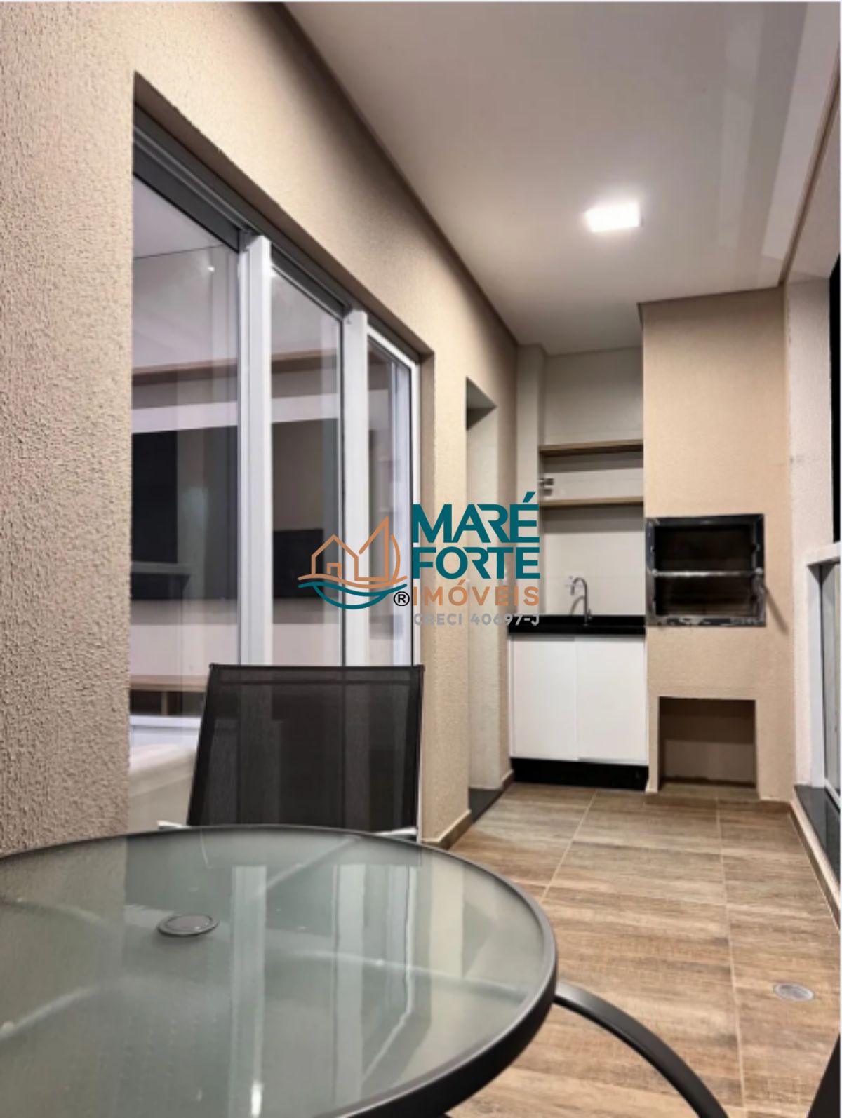 Apartamento moderno, totalmente mobiliado e decorado, pronto para morar ou investir.