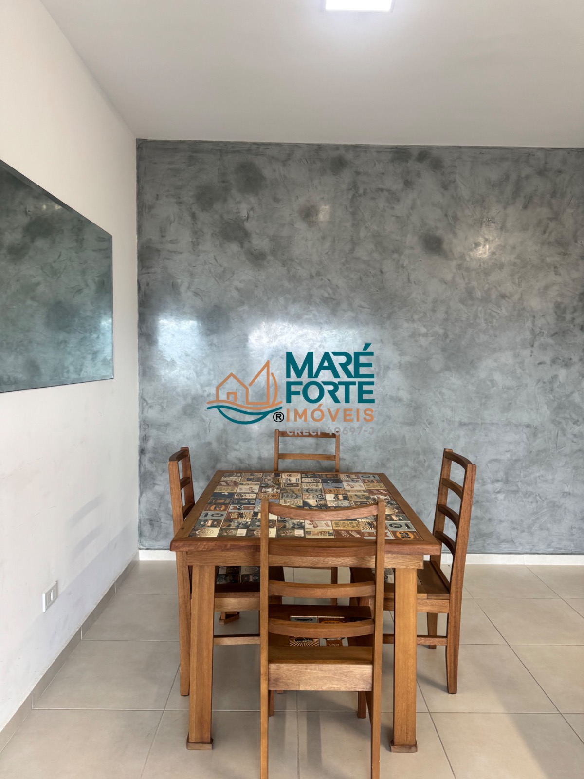 Apartamento mobiliado no Itaguá 5º andar, frente para a rua.