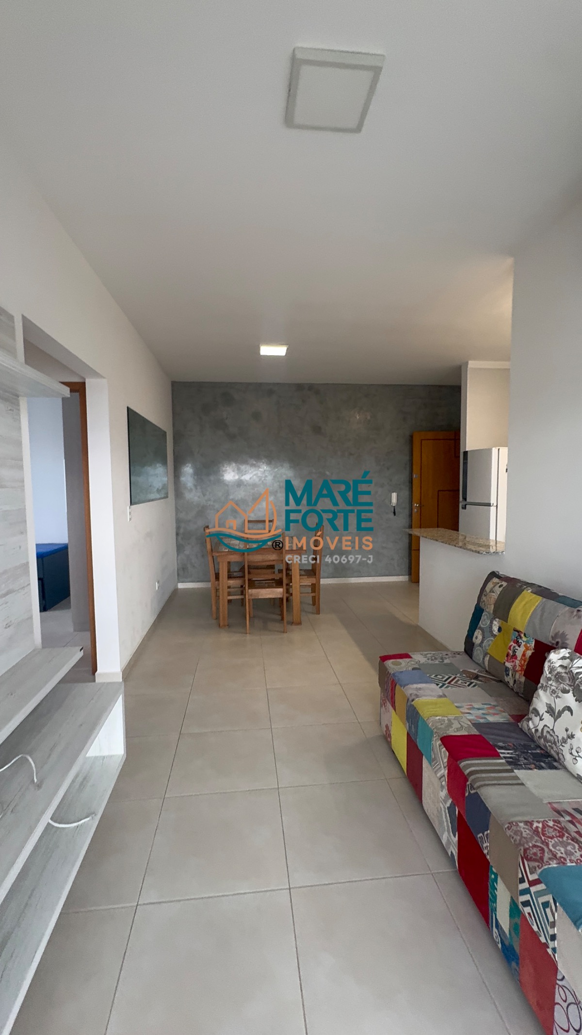Apartamento mobiliado no Itaguá 5º andar, frente para a rua.
