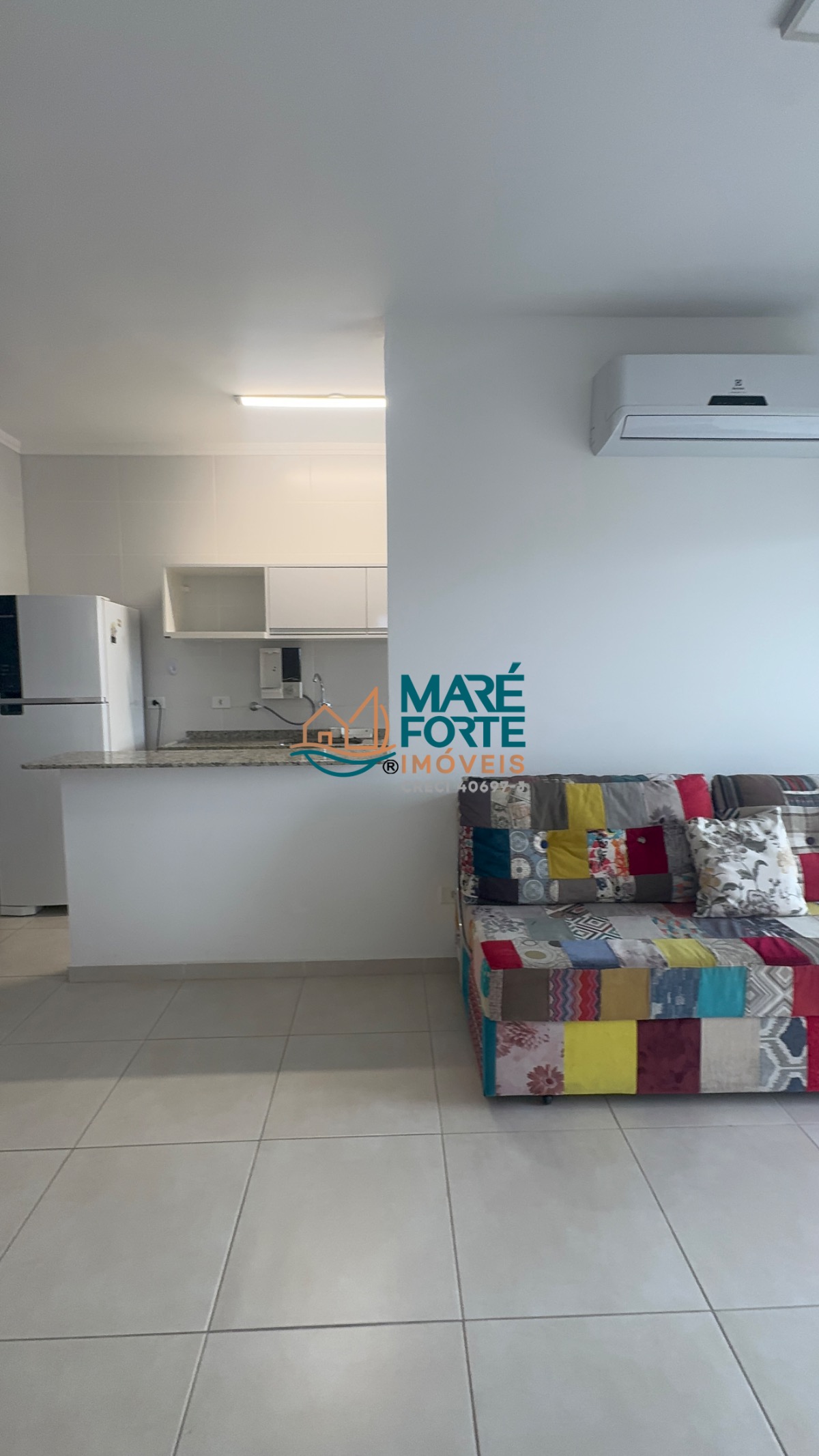 Apartamento mobiliado no Itaguá 5º andar, frente para a rua.
