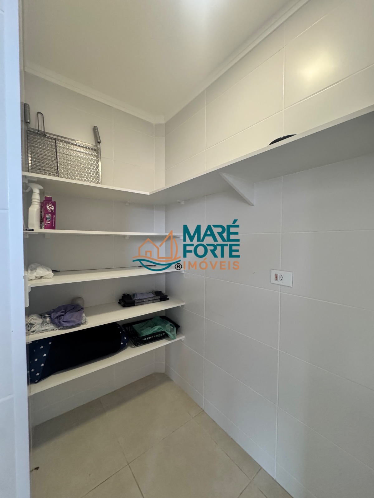 Apartamento mobiliado no Itaguá 5º andar, frente para a rua.