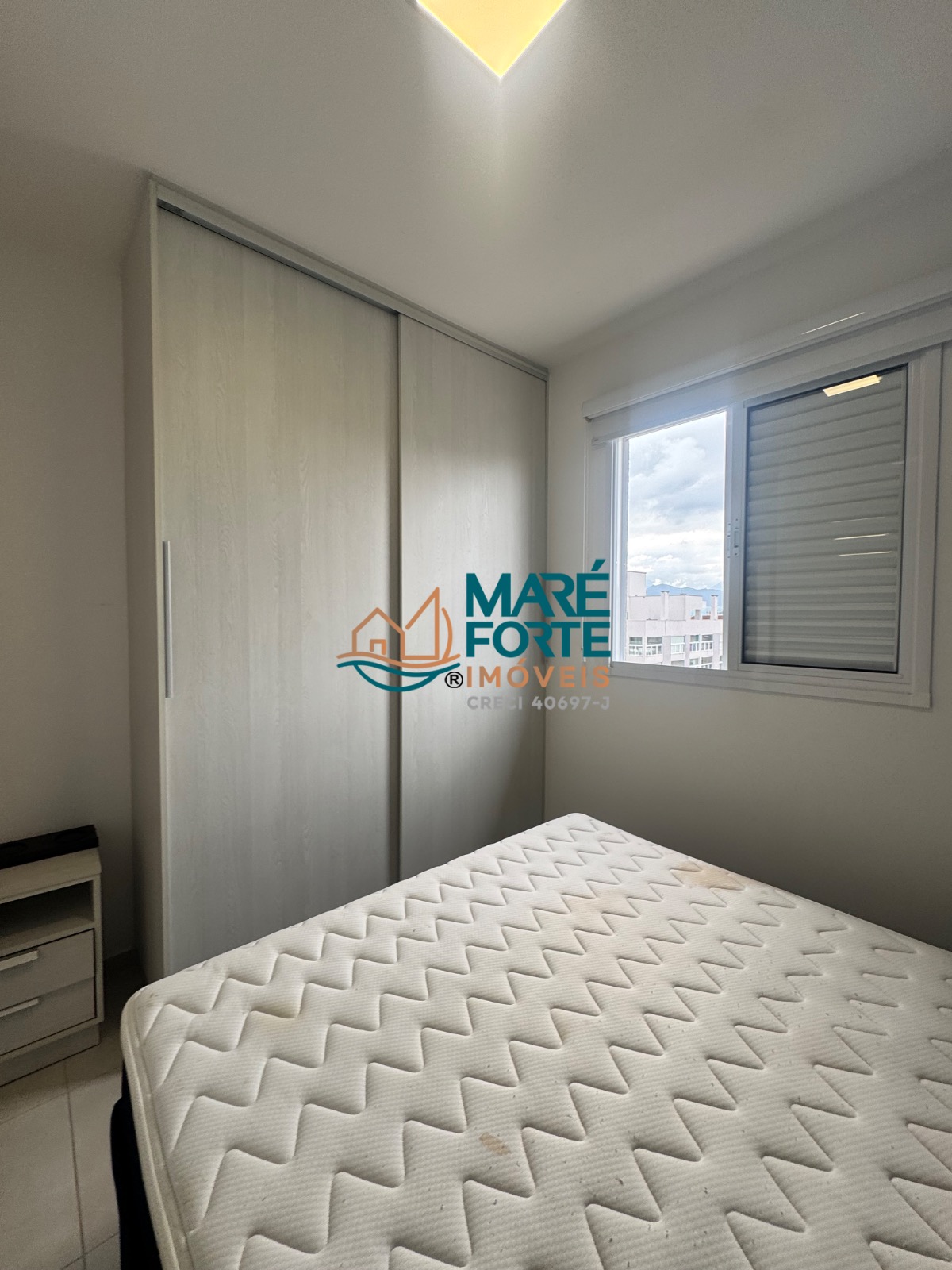 Apartamento mobiliado no Itaguá 5º andar, frente para a rua.