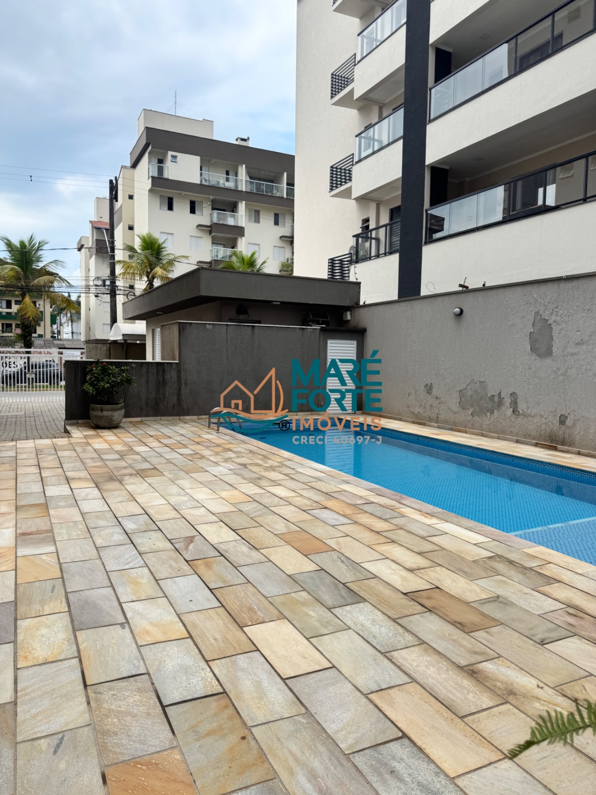 Apartamento mobiliado no Itaguá 5º andar, frente para a rua.