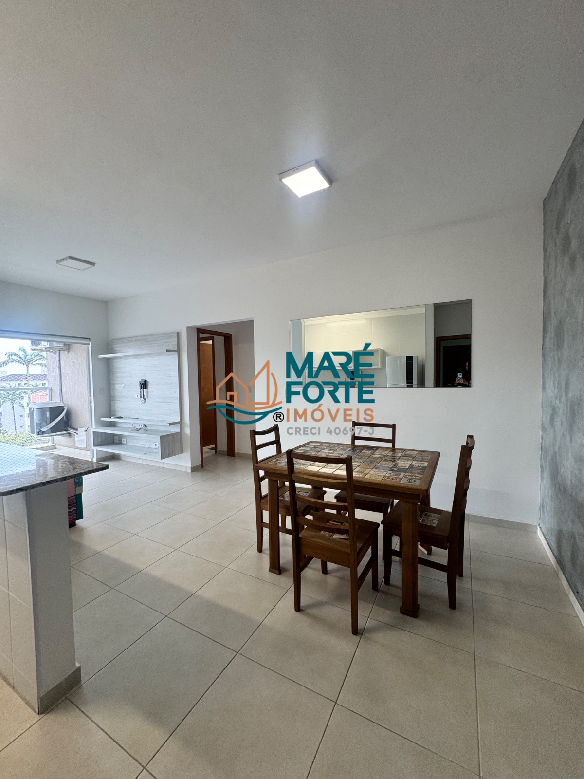 Apartamento mobiliado no Itaguá 5º andar, frente para a rua.