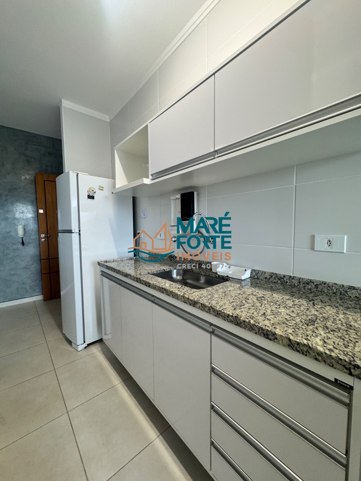 Apartamento mobiliado no Itaguá 5º andar, frente para a rua.