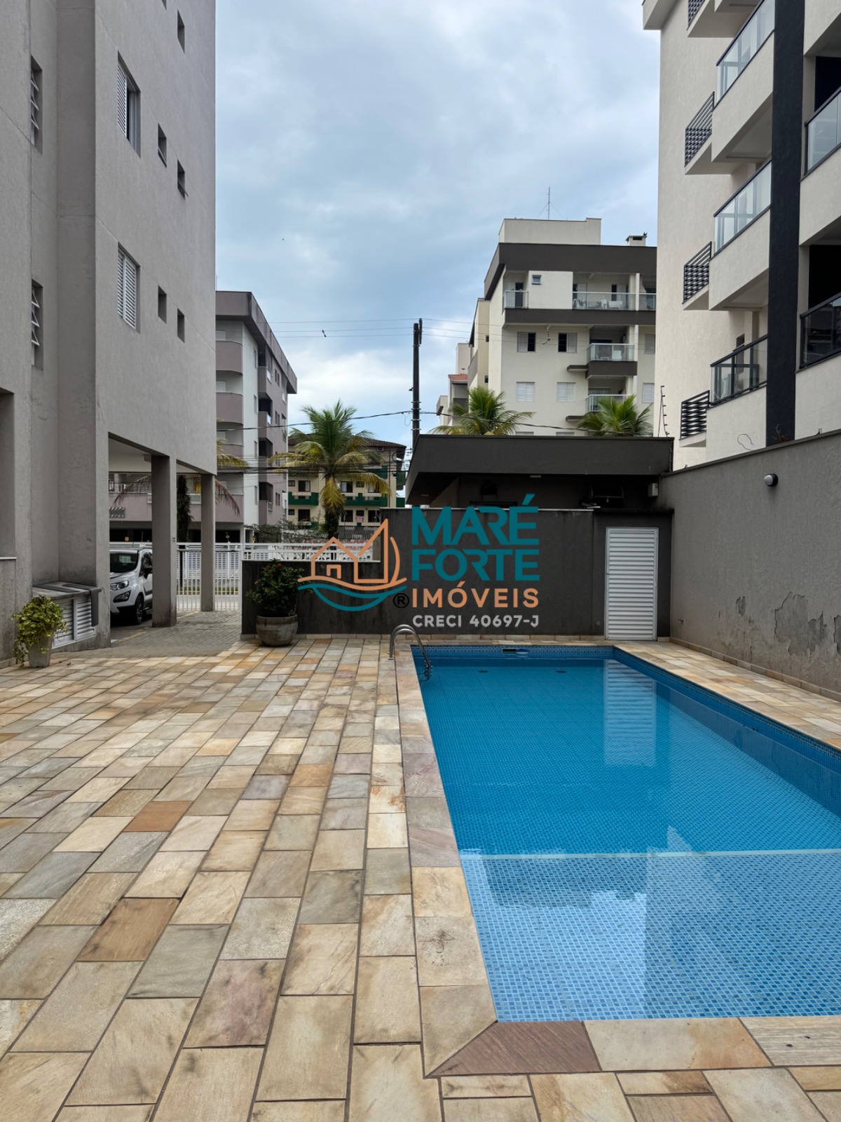 Apartamento mobiliado no Itaguá 5º andar, frente para a rua.