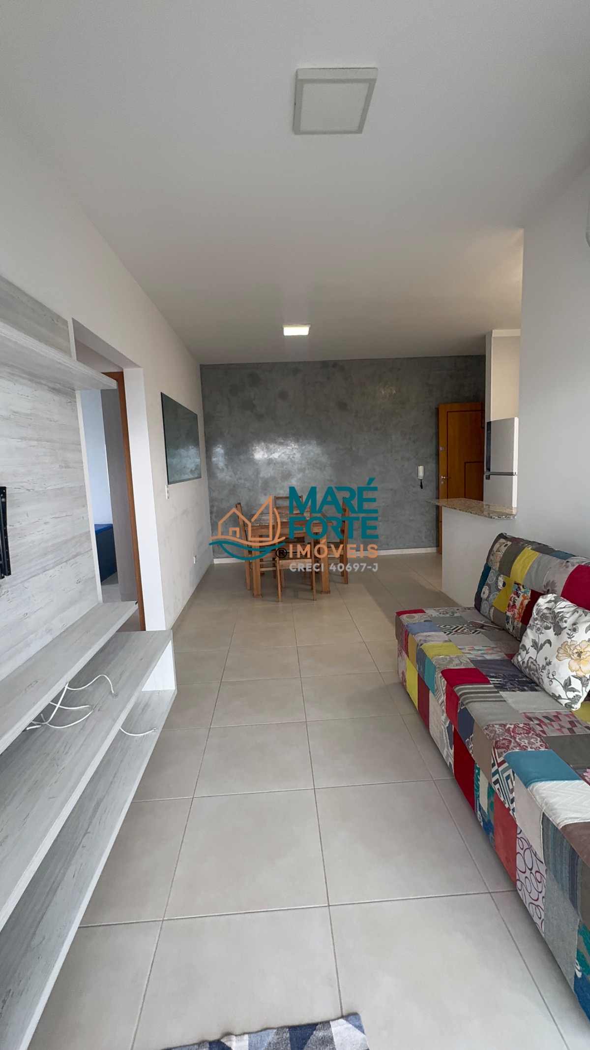 Apartamento mobiliado no Itaguá 5º andar, frente para a rua.