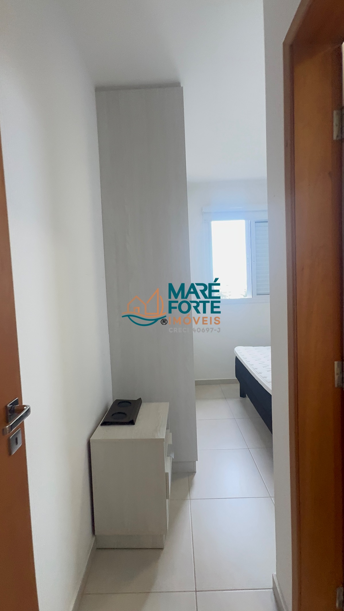 Apartamento mobiliado no Itaguá 5º andar, frente para a rua.