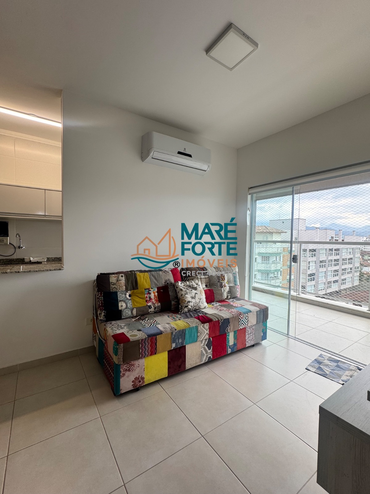 Apartamento mobiliado no Itaguá 5º andar, frente para a rua.