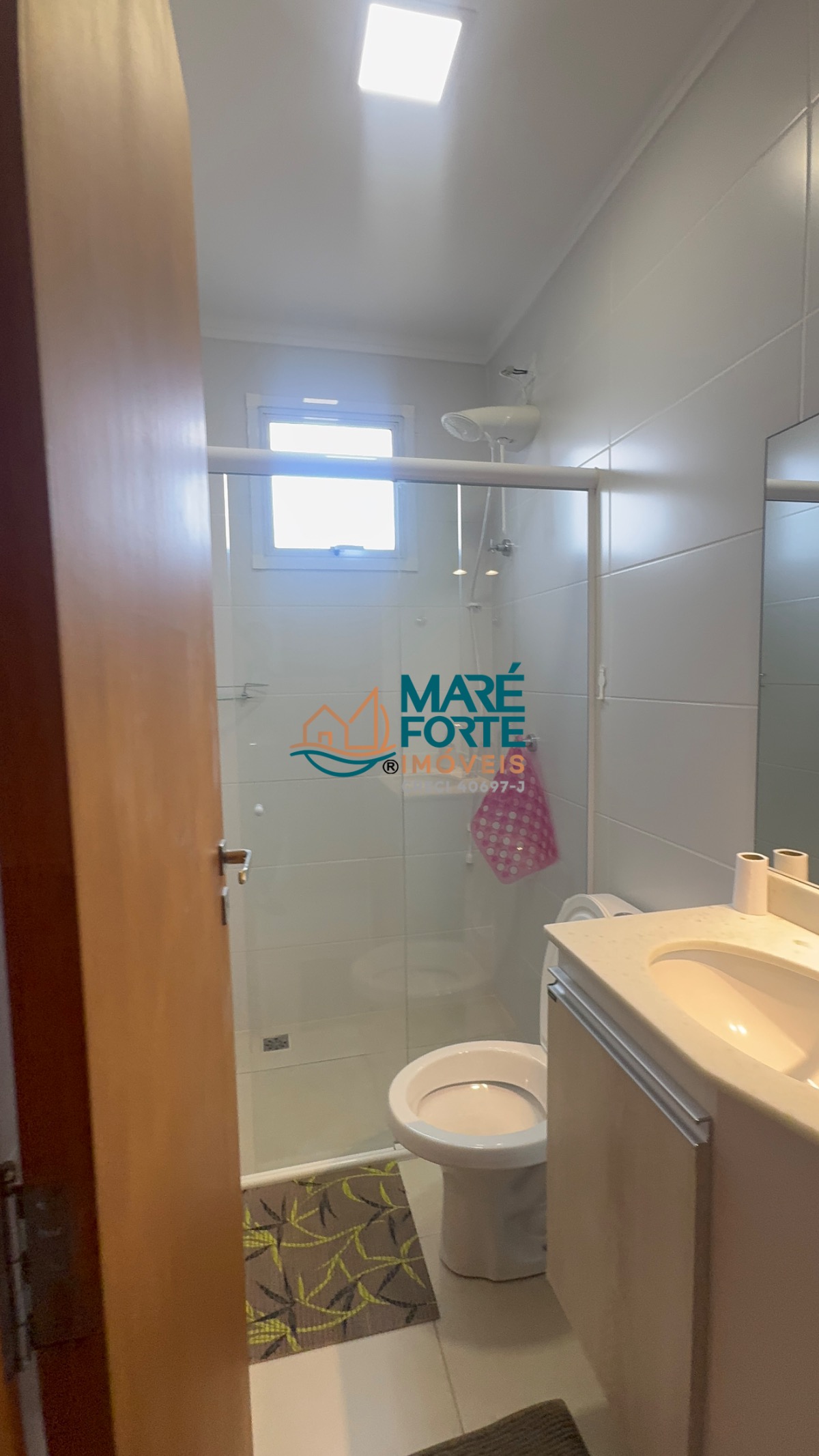 Apartamento mobiliado no Itaguá 5º andar, frente para a rua.