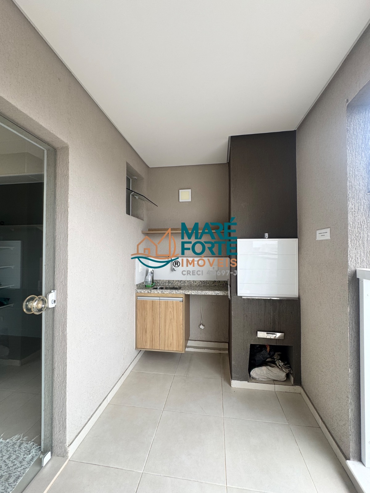 Apartamento mobiliado no Itaguá 5º andar, frente para a rua.