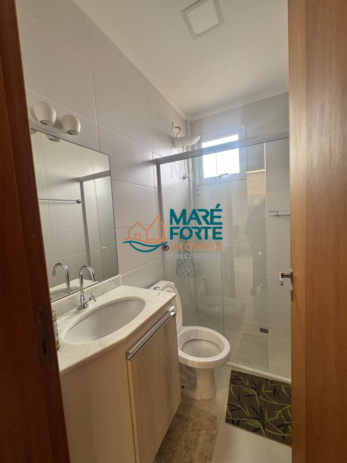 Apartamento mobiliado no Itaguá 5º andar, frente para a rua.