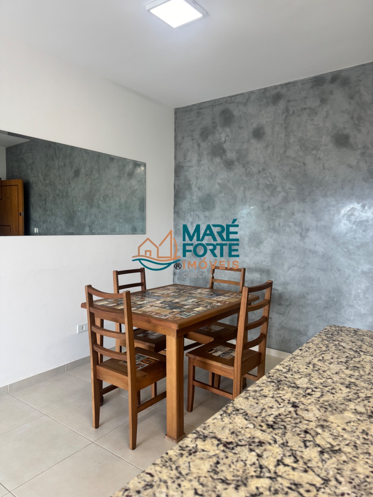 Apartamento mobiliado no Itaguá 5º andar, frente para a rua.