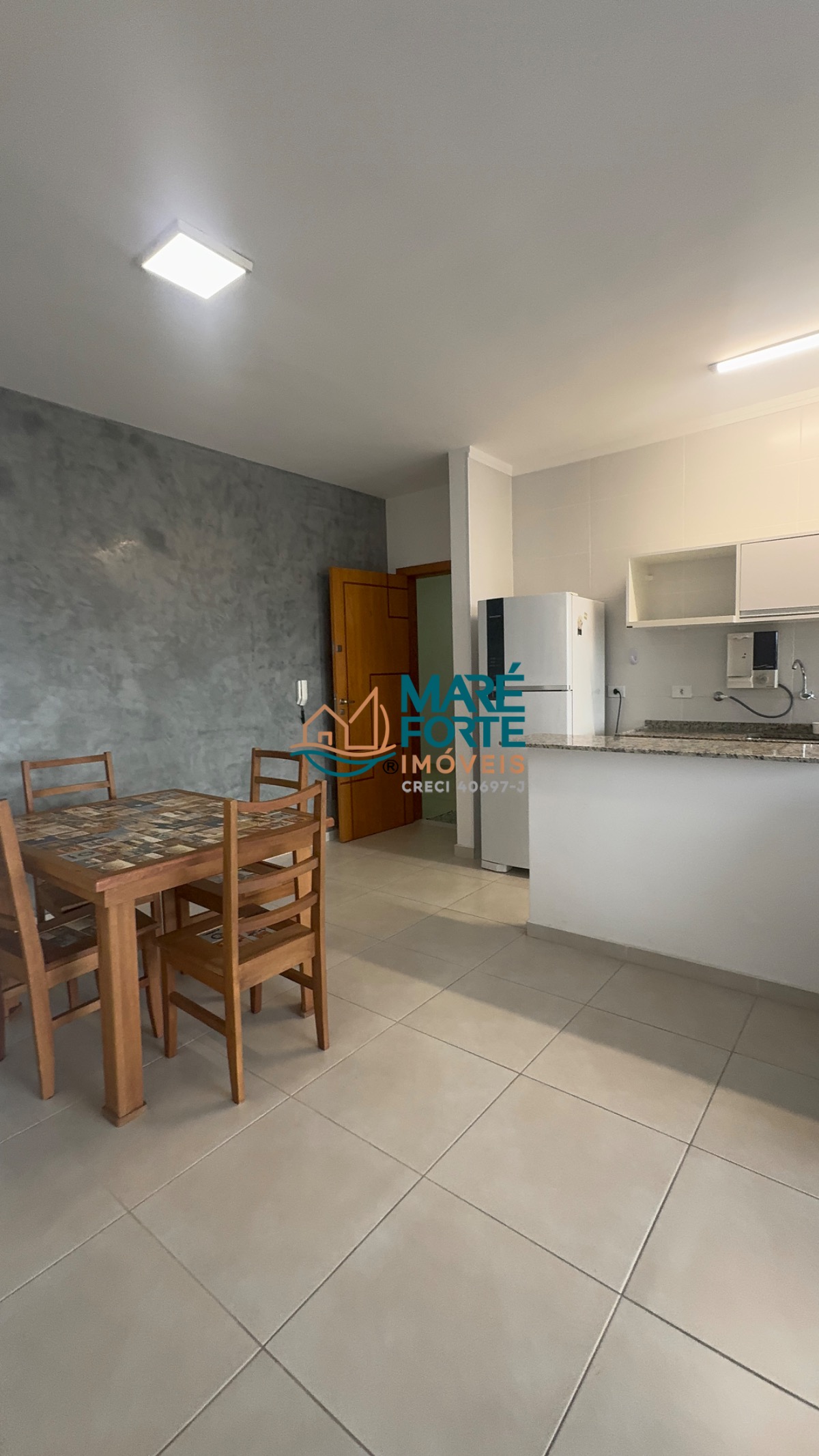 Apartamento mobiliado no Itaguá 5º andar, frente para a rua.