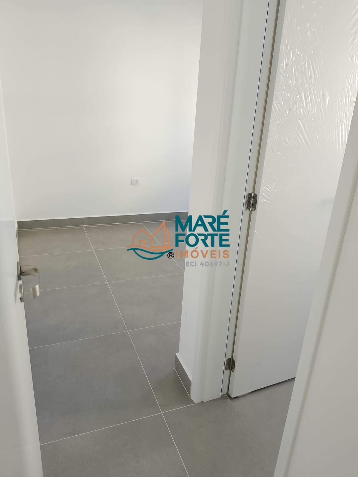 Apartamento novo, amplo com 2 suítes