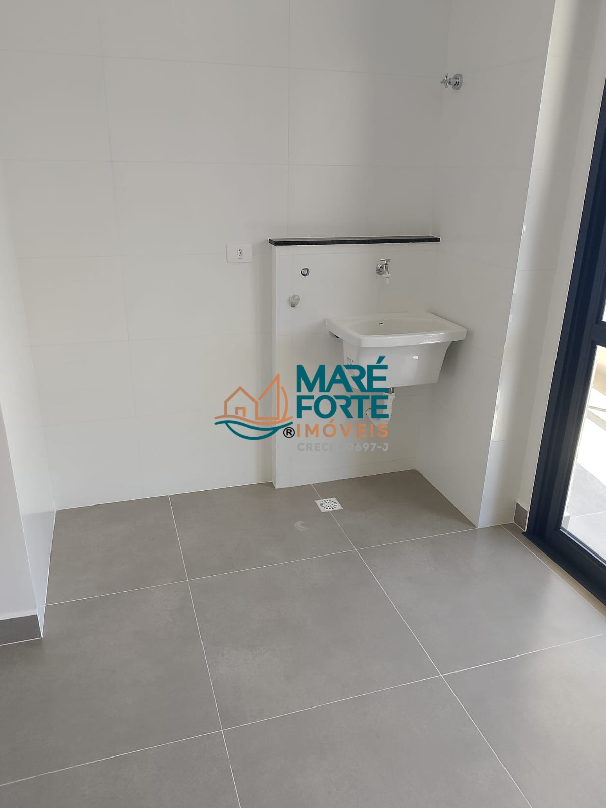 Apartamento novo, amplo com 2 suítes