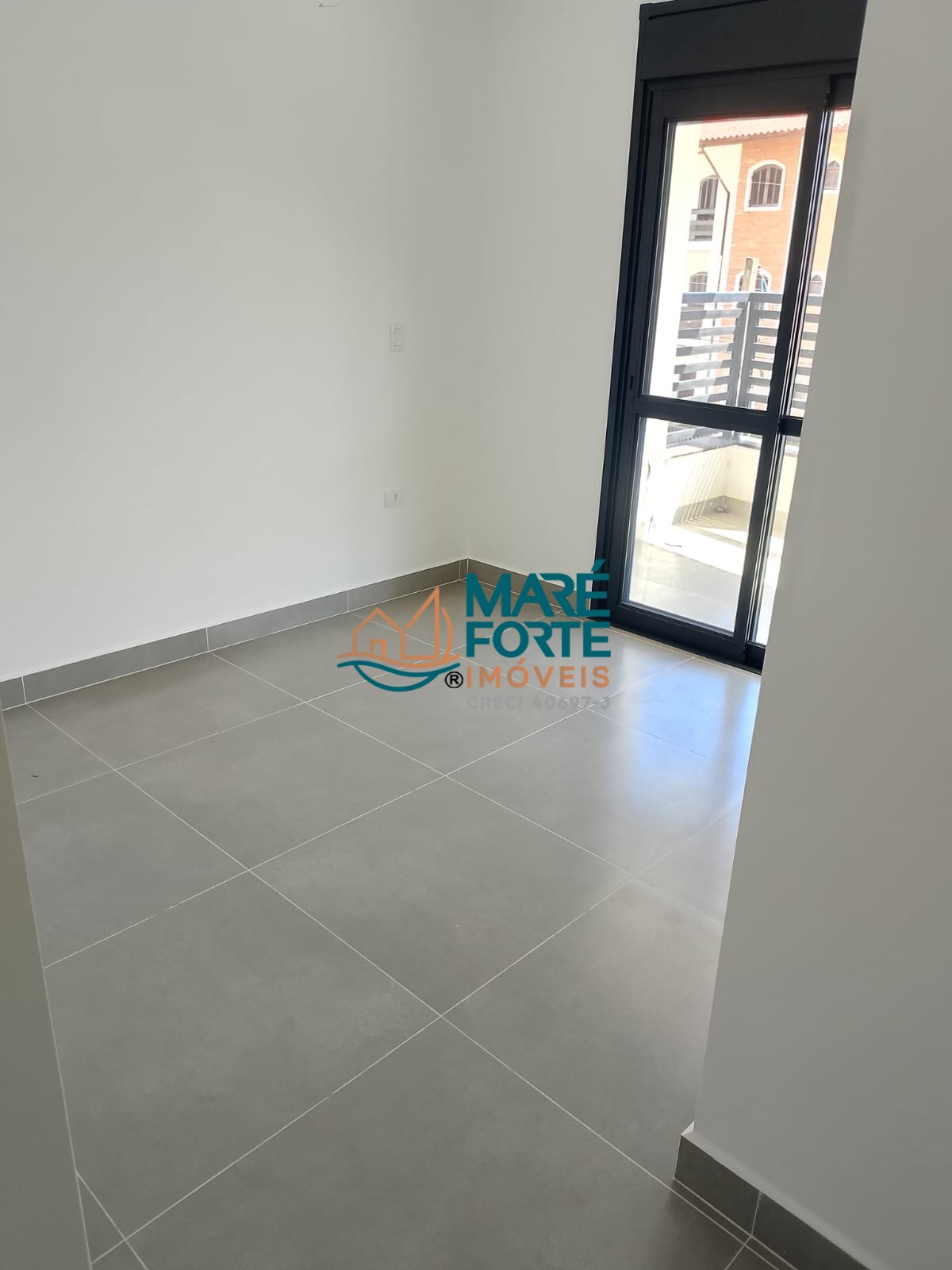 Apartamento novo, amplo com 2 suítes