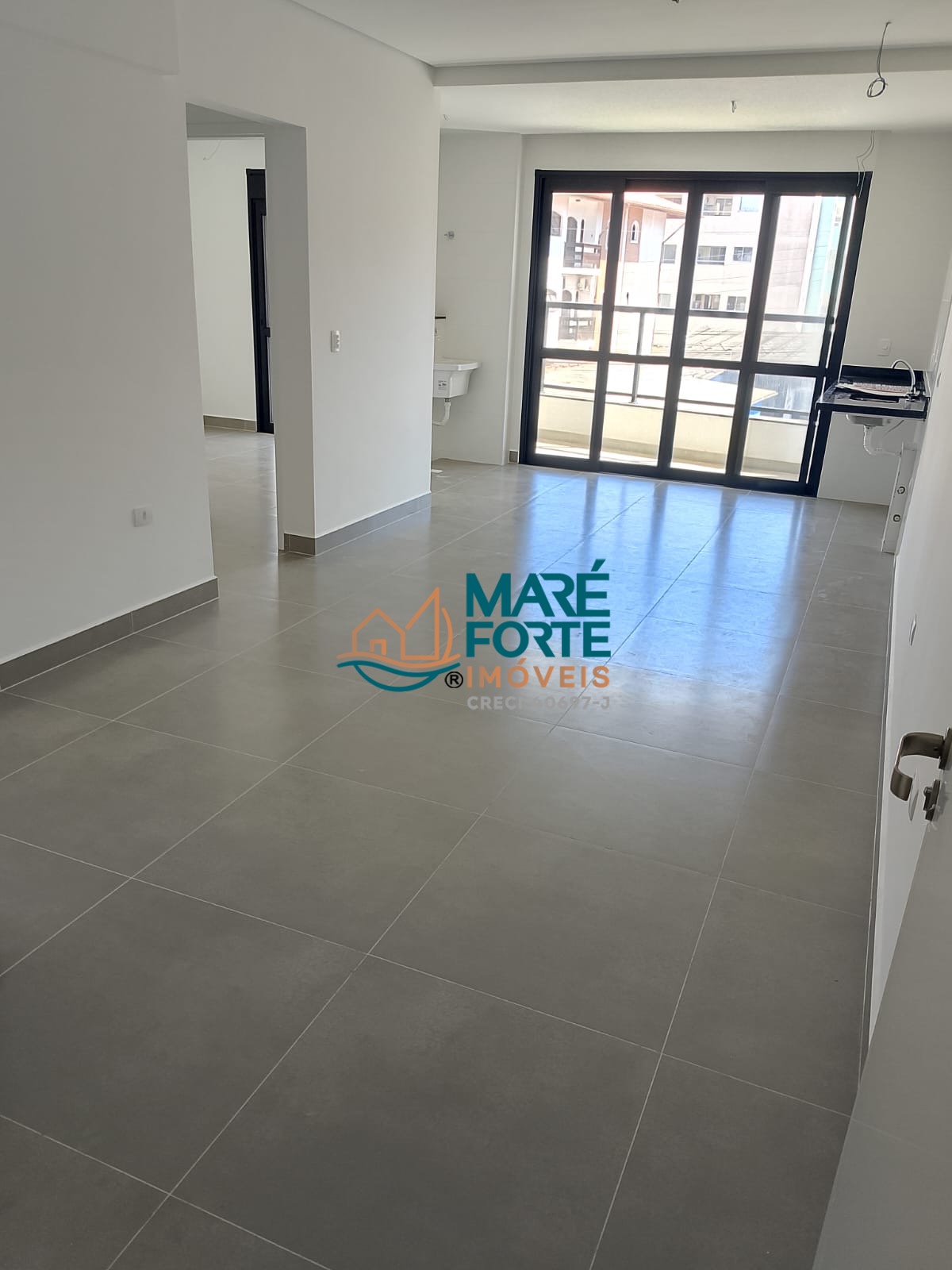 Apartamento novo, amplo com 2 suítes