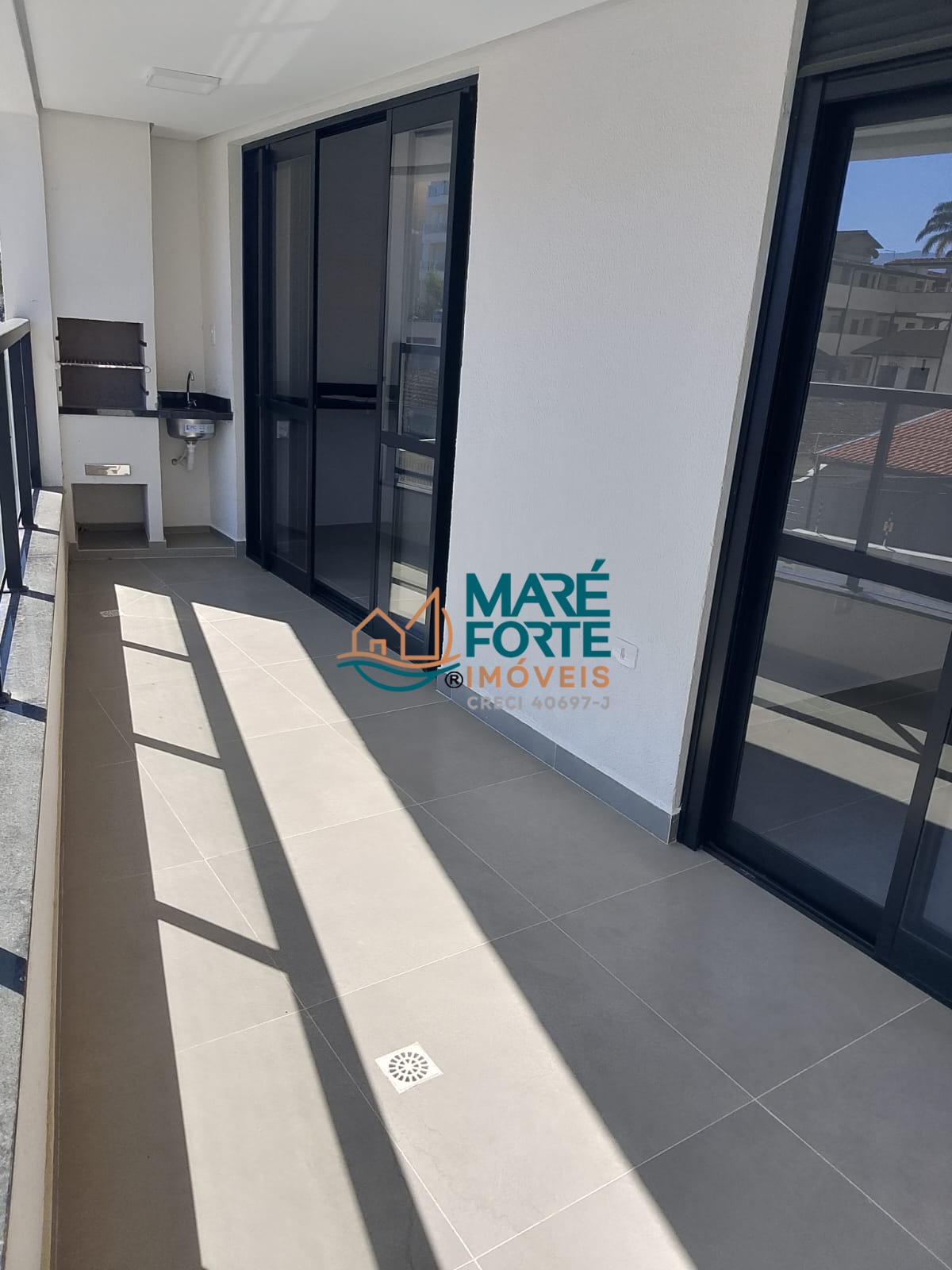 Apartamento novo, amplo com 2 suítes