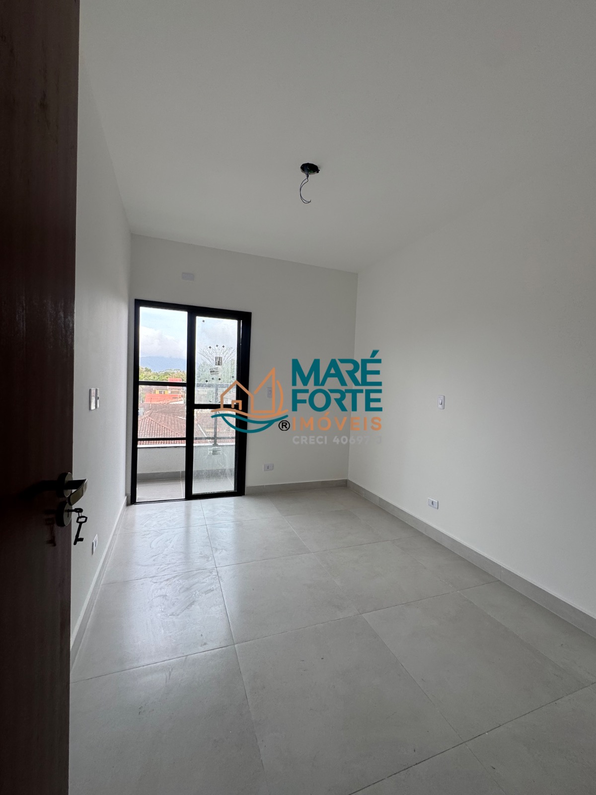 Apartamento novo com 2 dormitórios, sendo 1 suíte, e vista para a rua