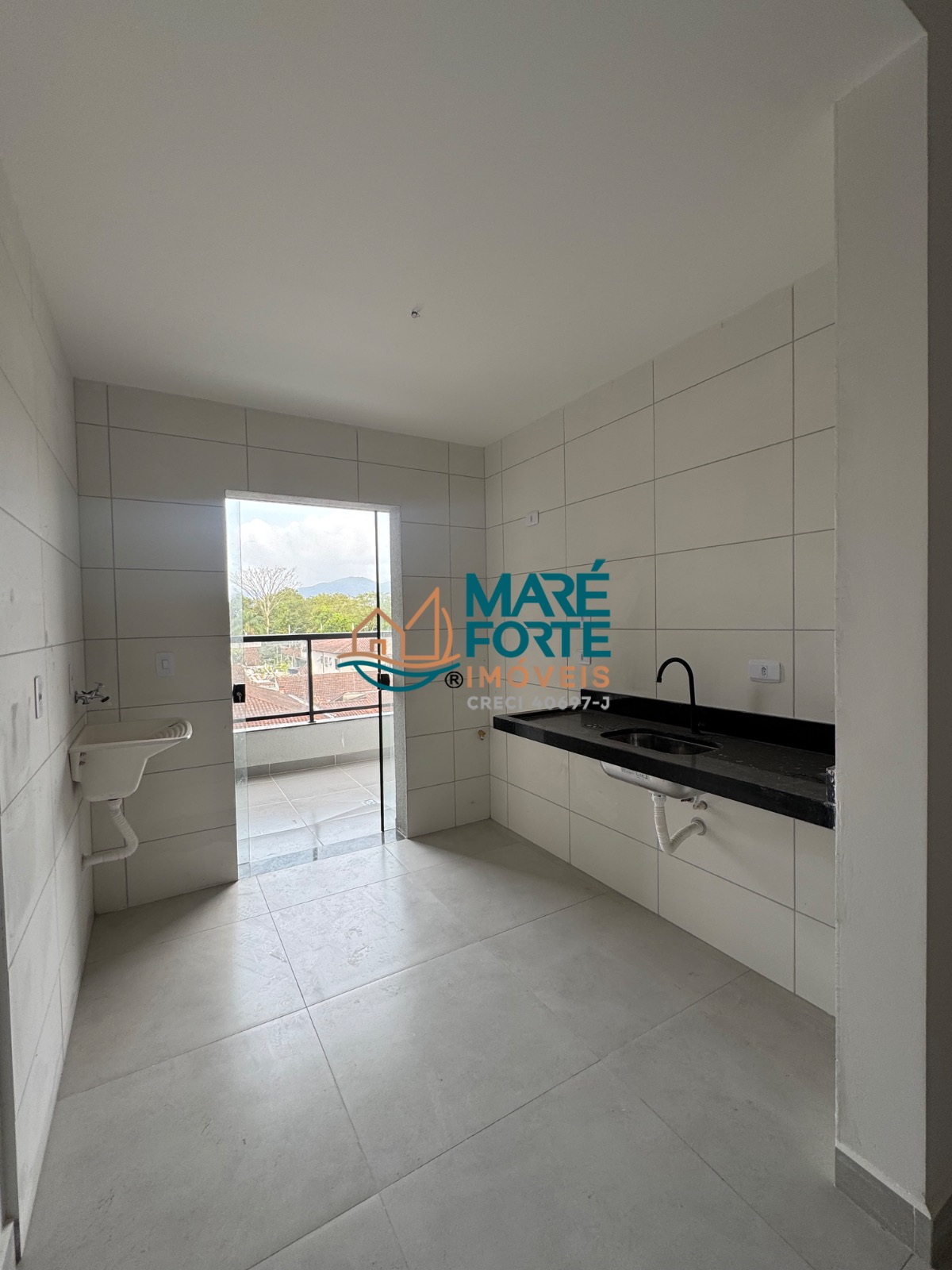 Apartamento novo com 2 dormitórios, sendo 1 suíte, e vista para a rua