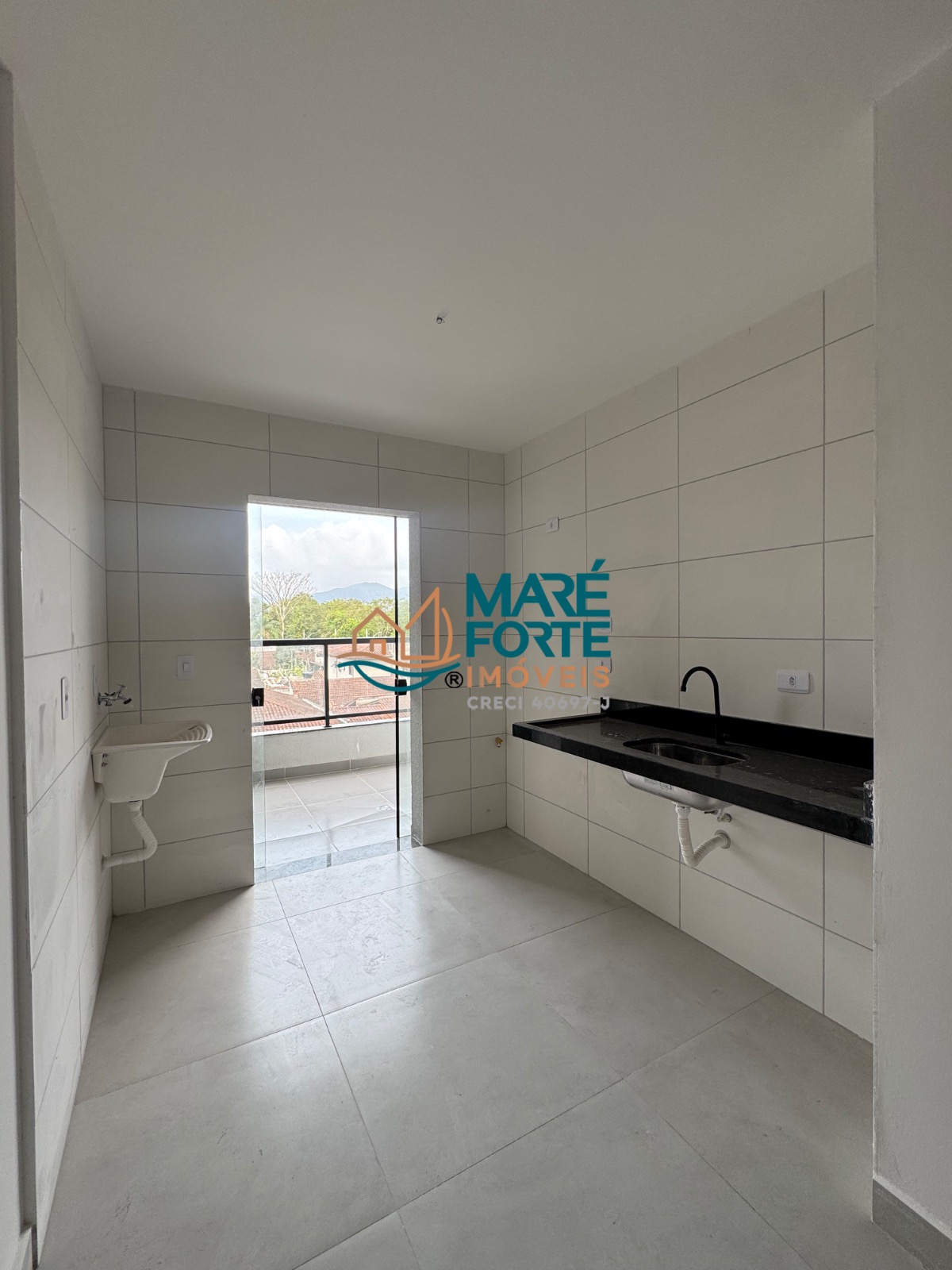 Apartamento novo com 2 dormitórios, sendo 1 suíte, e vista para a rua