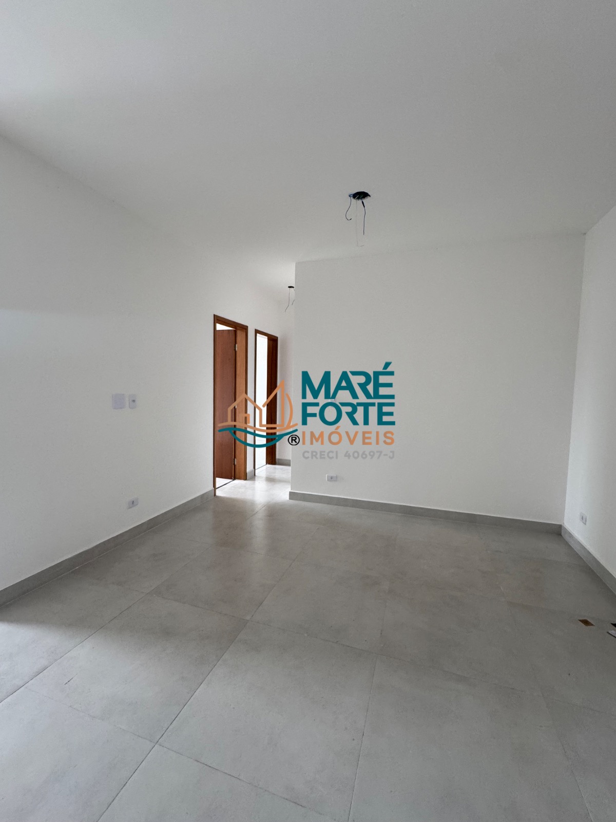 Apartamento novo com 2 dormitórios, sendo 1 suíte, e vista para a rua
