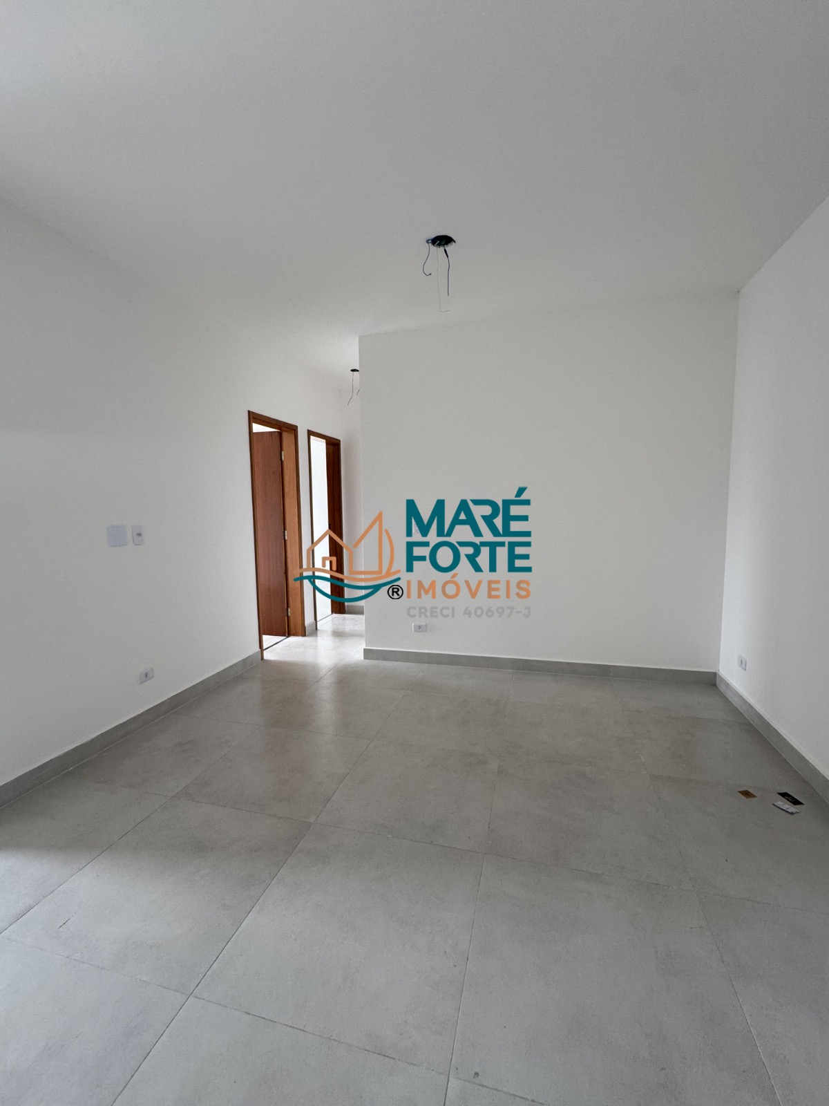 Apartamento novo com 2 dormitórios, sendo 1 suíte, e vista para a rua