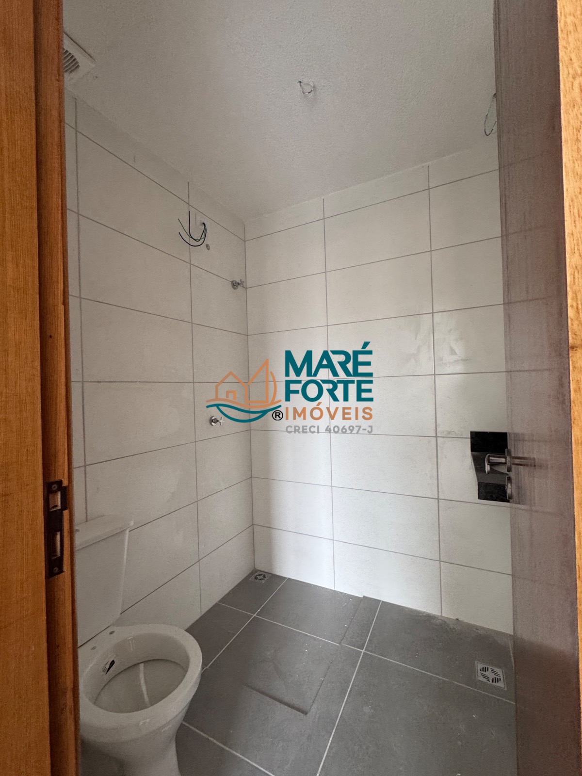 Apartamento novo com 2 dormitórios, sendo 1 suíte, e vista para a rua