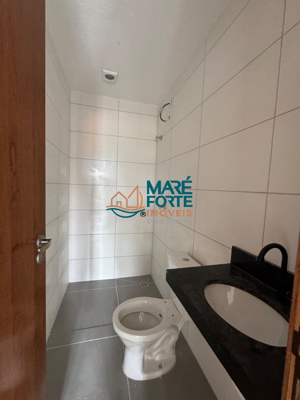 Apartamento novo com 2 dormitórios, sendo 1 suíte, e vista para a rua