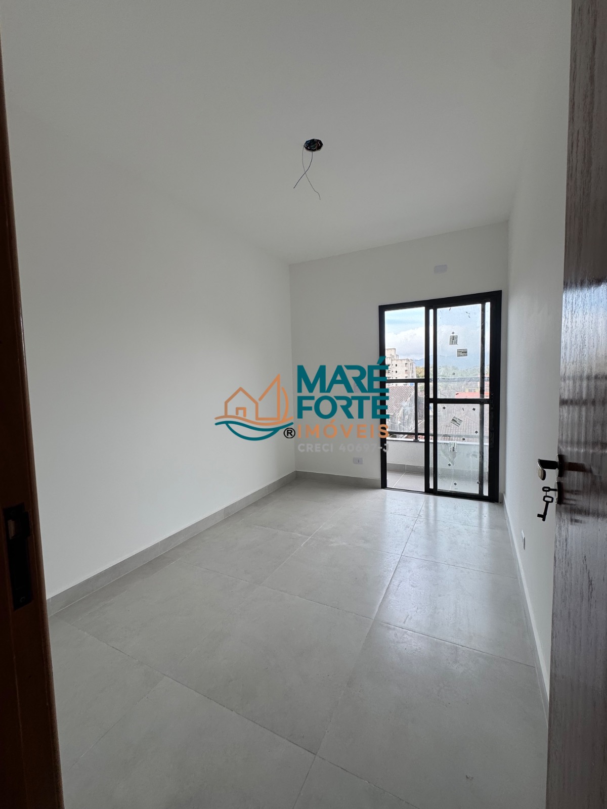 Apartamento novo com 2 dormitórios, sendo 1 suíte, e vista para a rua