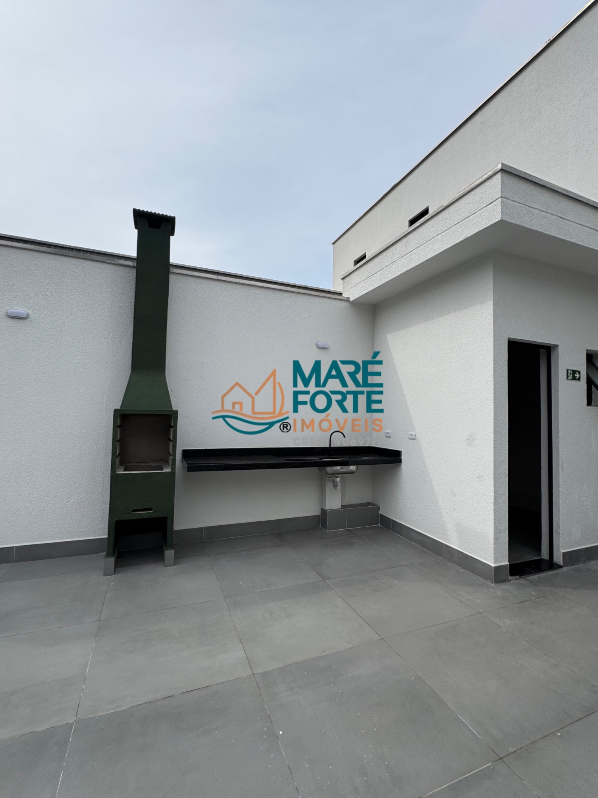 Apartamento novo com 2 dormitórios, sendo 1 suíte, e vista para a rua
