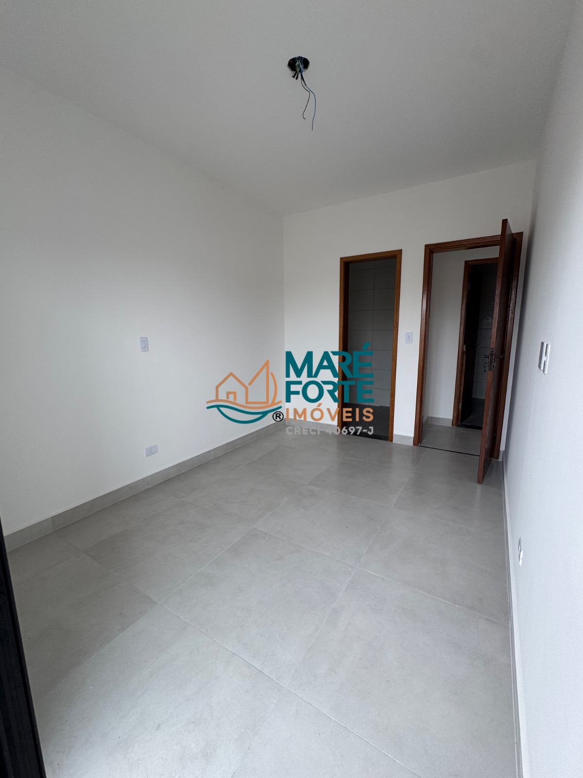 Apartamento novo com 2 dormitórios, sendo 1 suíte, e vista para a rua