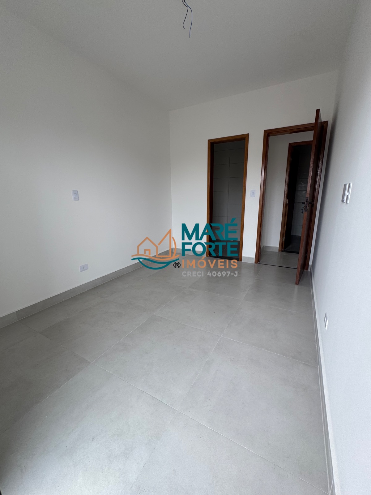 Apartamento novo com 2 dormitórios, sendo 1 suíte, e vista para a rua