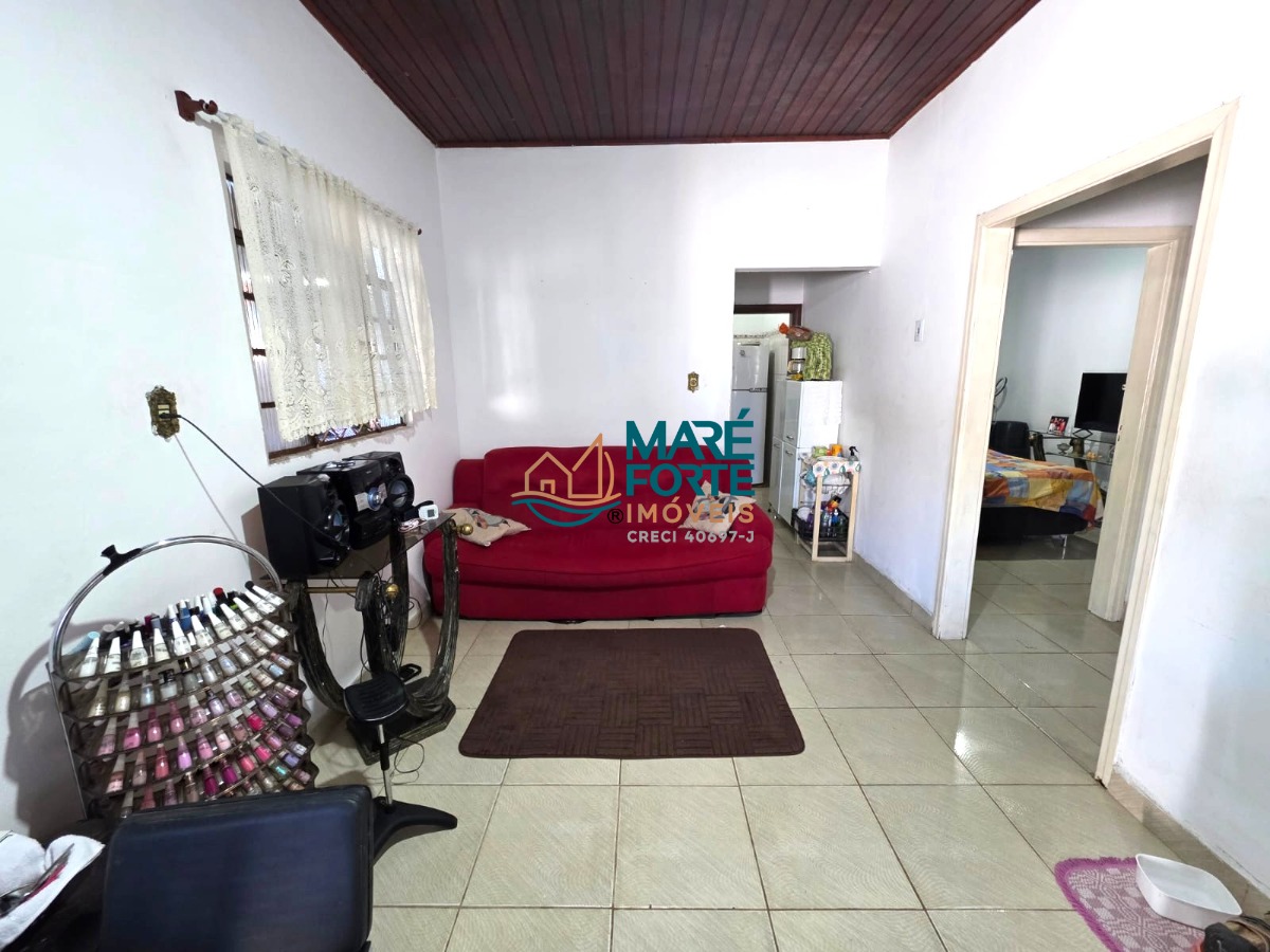 Casa a 250m da praia com ponto comercial e edícula!