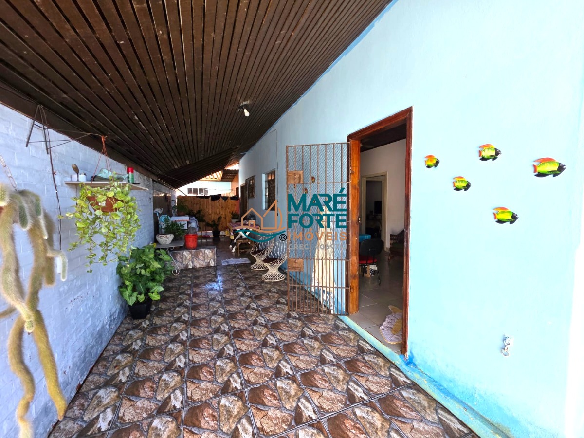 Casa a 250m da praia com ponto comercial e edícula!