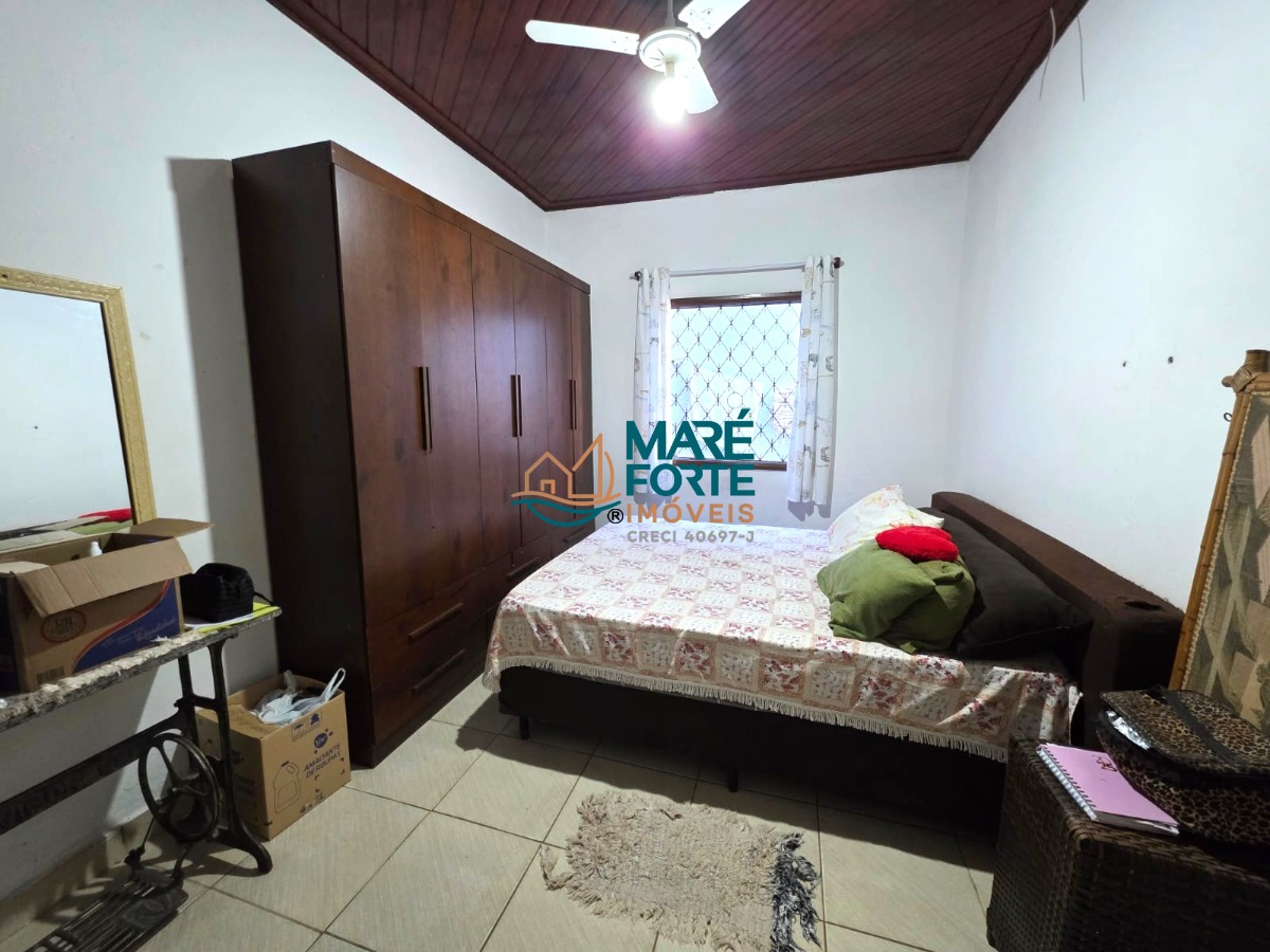 Casa a 250m da praia com ponto comercial e edícula!