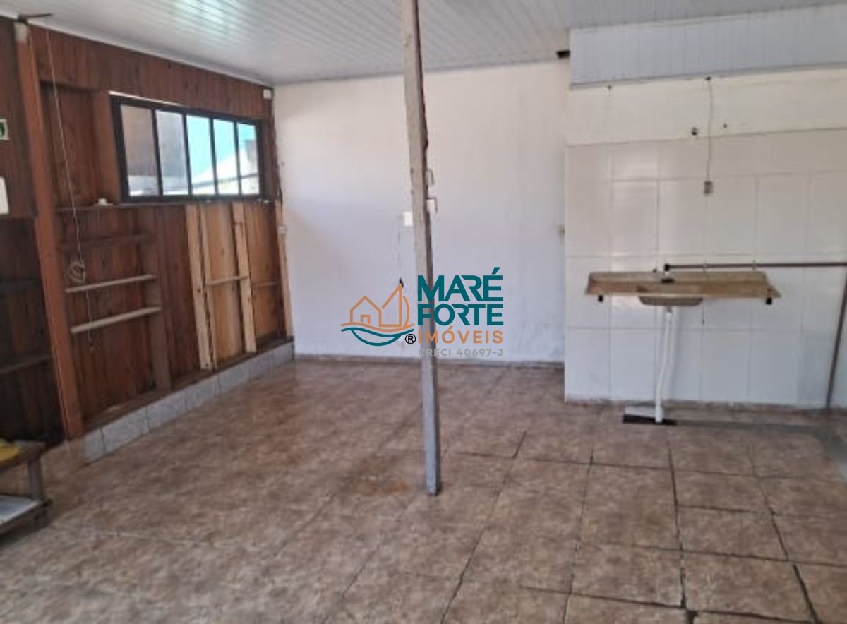 Casa a 250m da praia com ponto comercial e edícula!