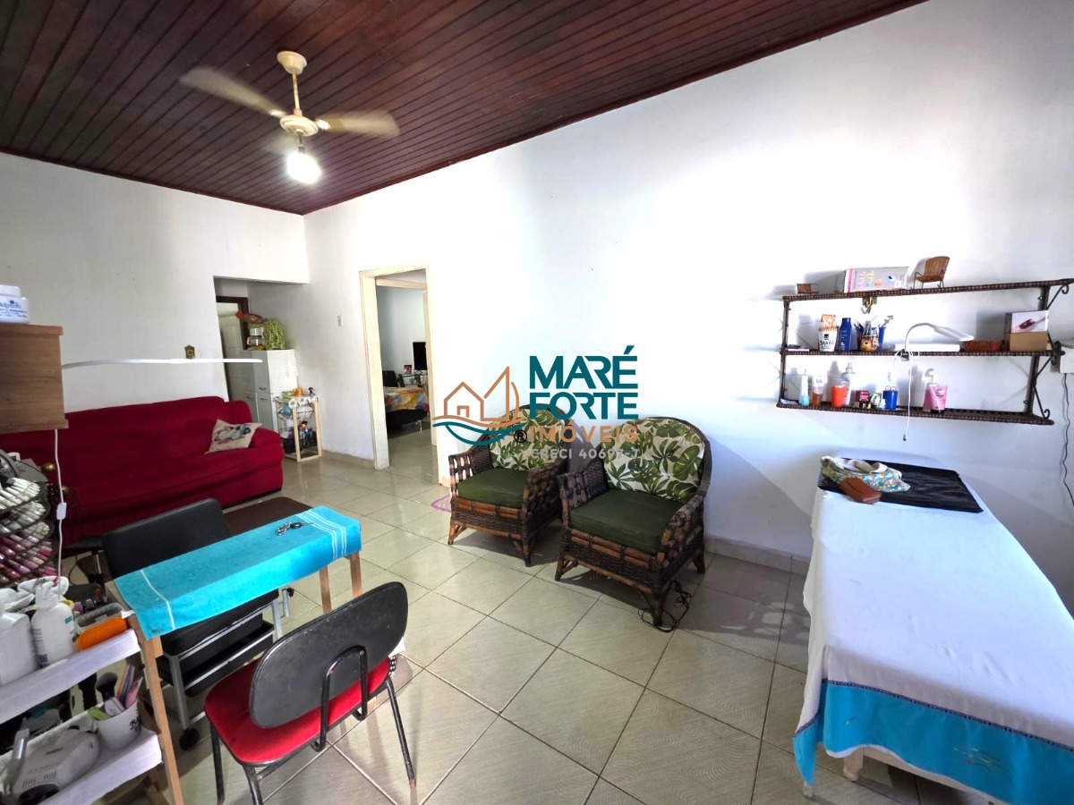Casa a 250m da praia com ponto comercial e edícula!