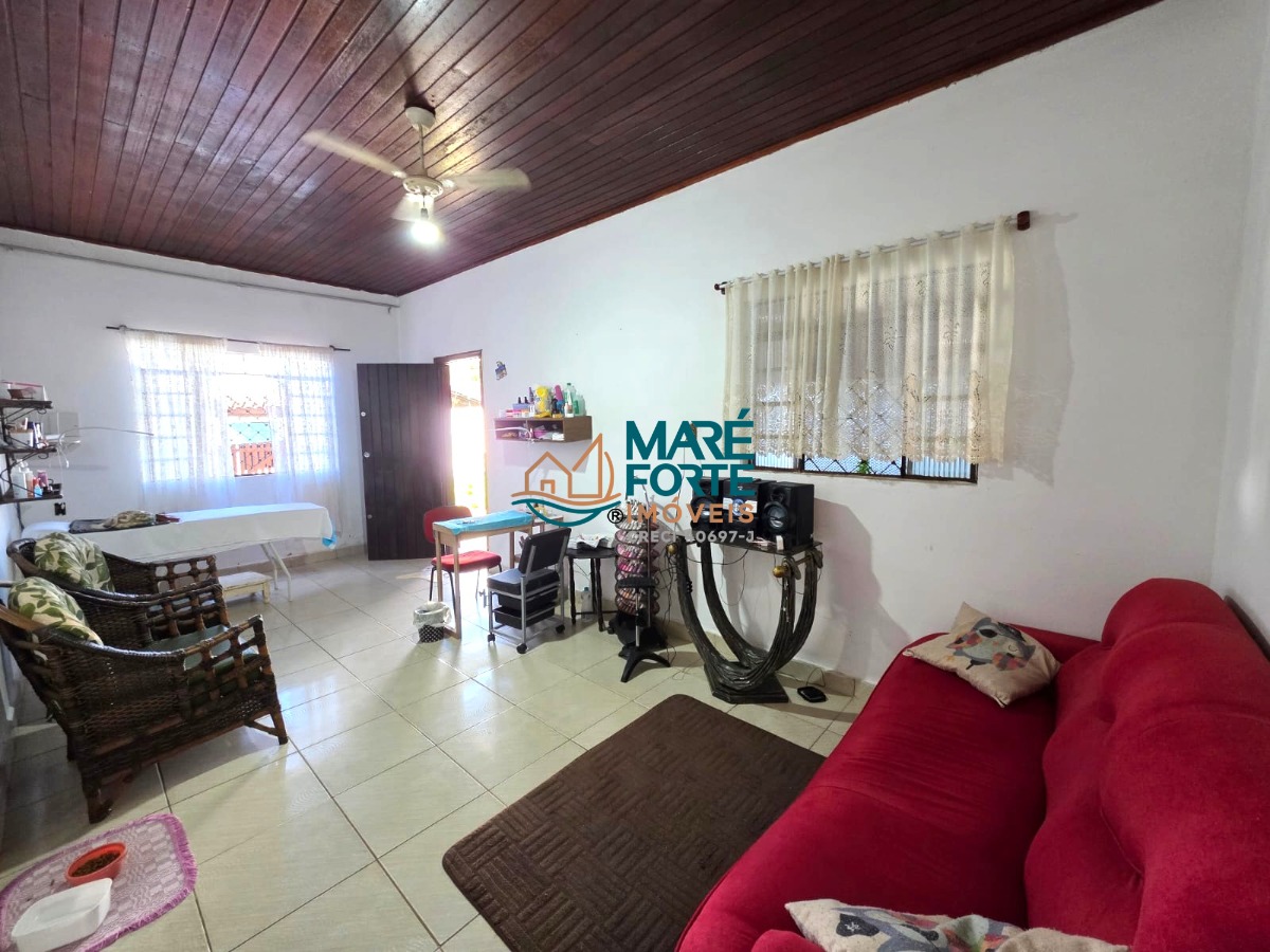 Casa a 250m da praia com ponto comercial e edícula!