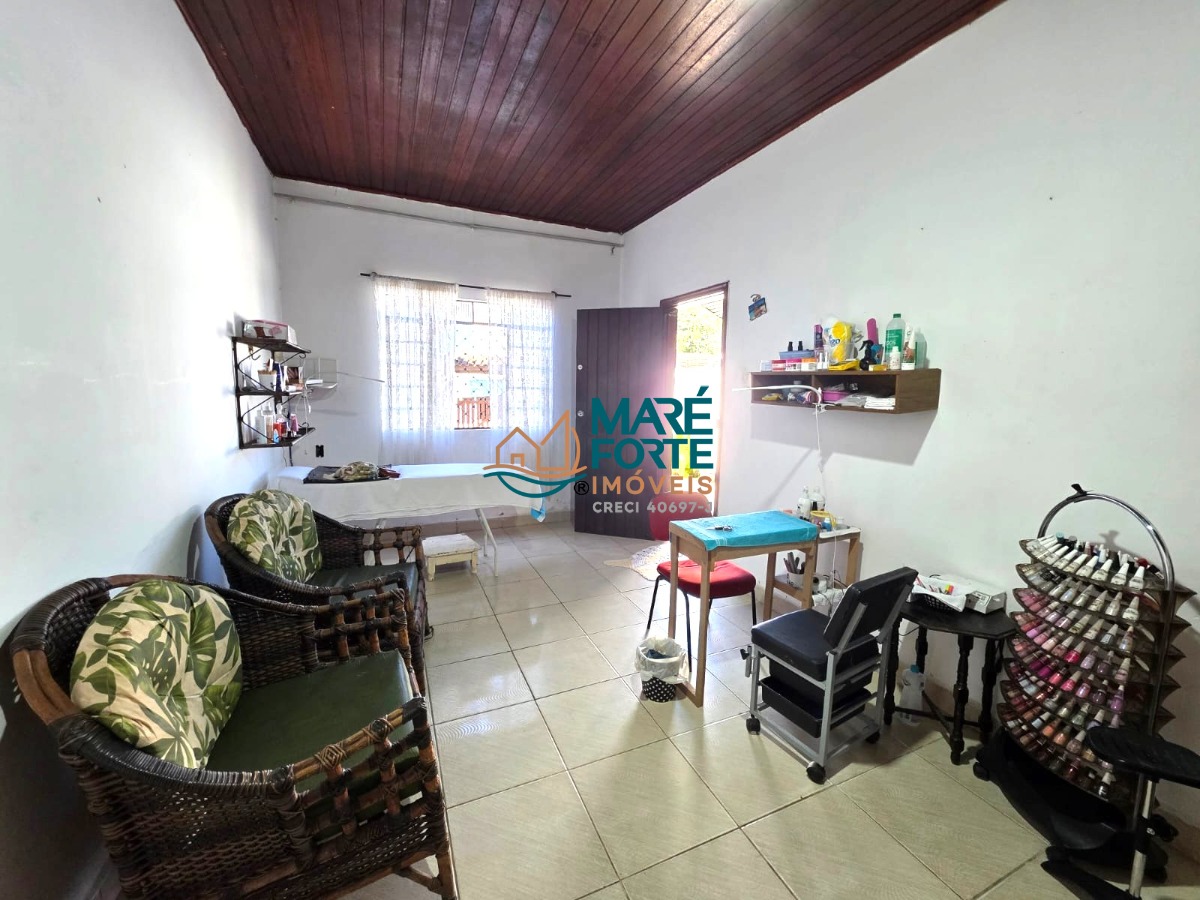 Casa a 250m da praia com ponto comercial e edícula!