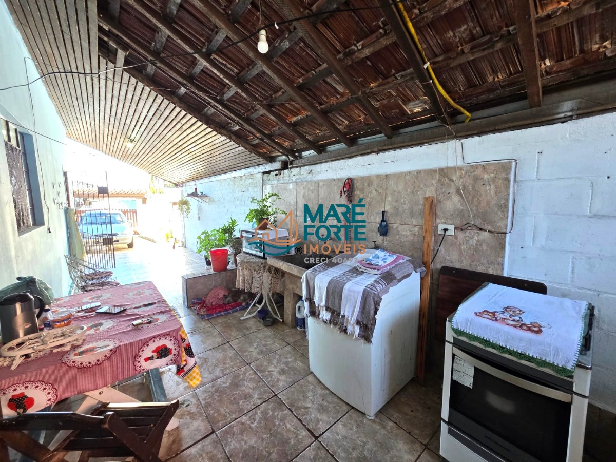 Casa a 250m da praia com ponto comercial e edícula!