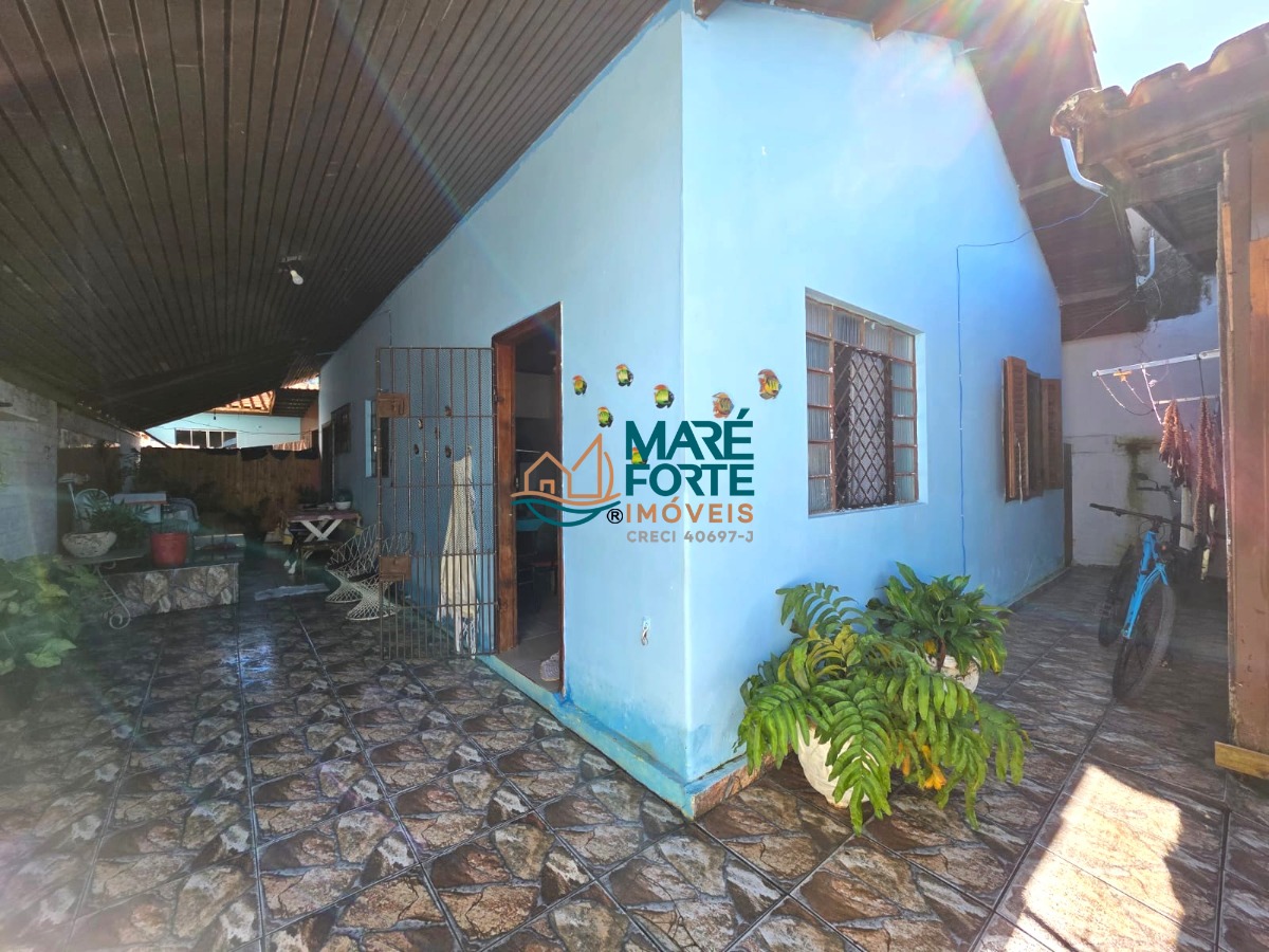 Casa a 250m da praia com ponto comercial e edícula!