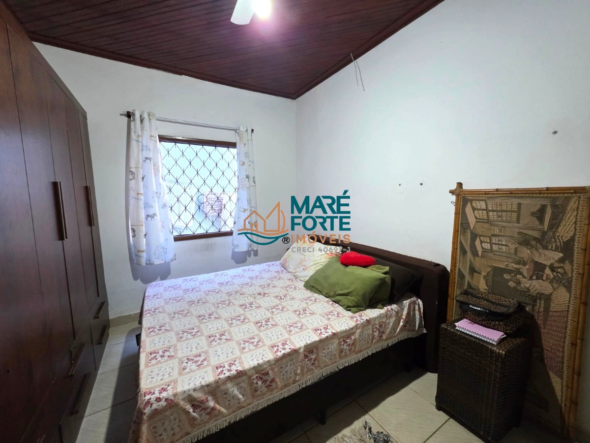 Casa a 250m da praia com ponto comercial e edícula!