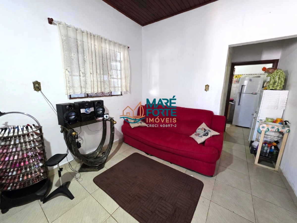 Casa a 250m da praia com ponto comercial e edícula!