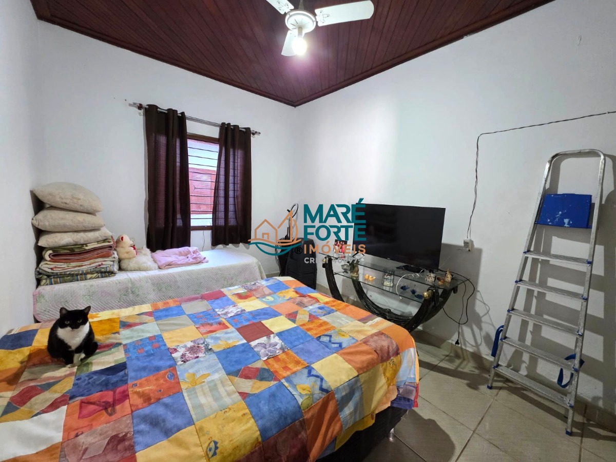 Casa a 250m da praia com ponto comercial e edícula!